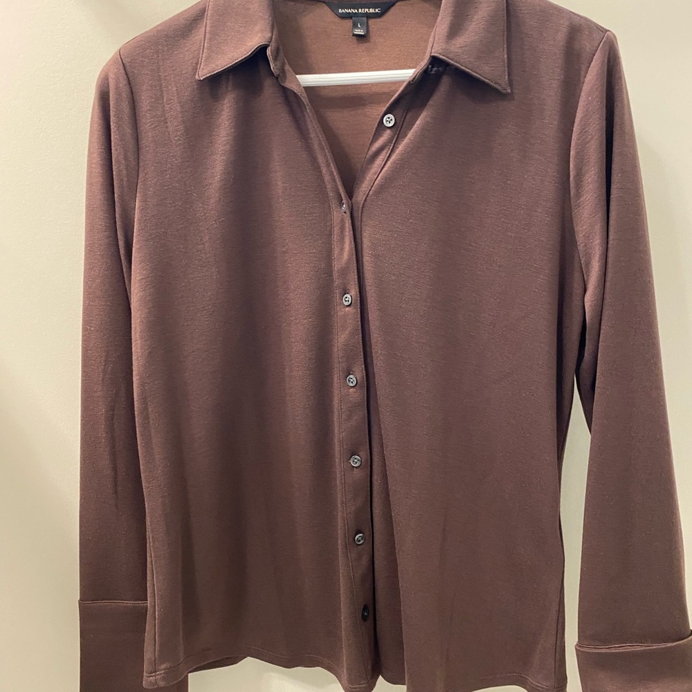 NWOT- Banana Republic long sleeve brown button up collared shirt. Size L